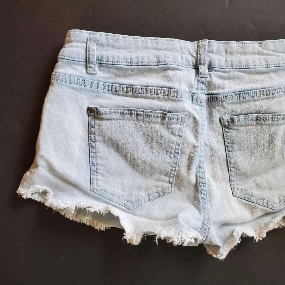 Design Lab Floral Cutoff Jean Shorts - Picture 8 of 9
